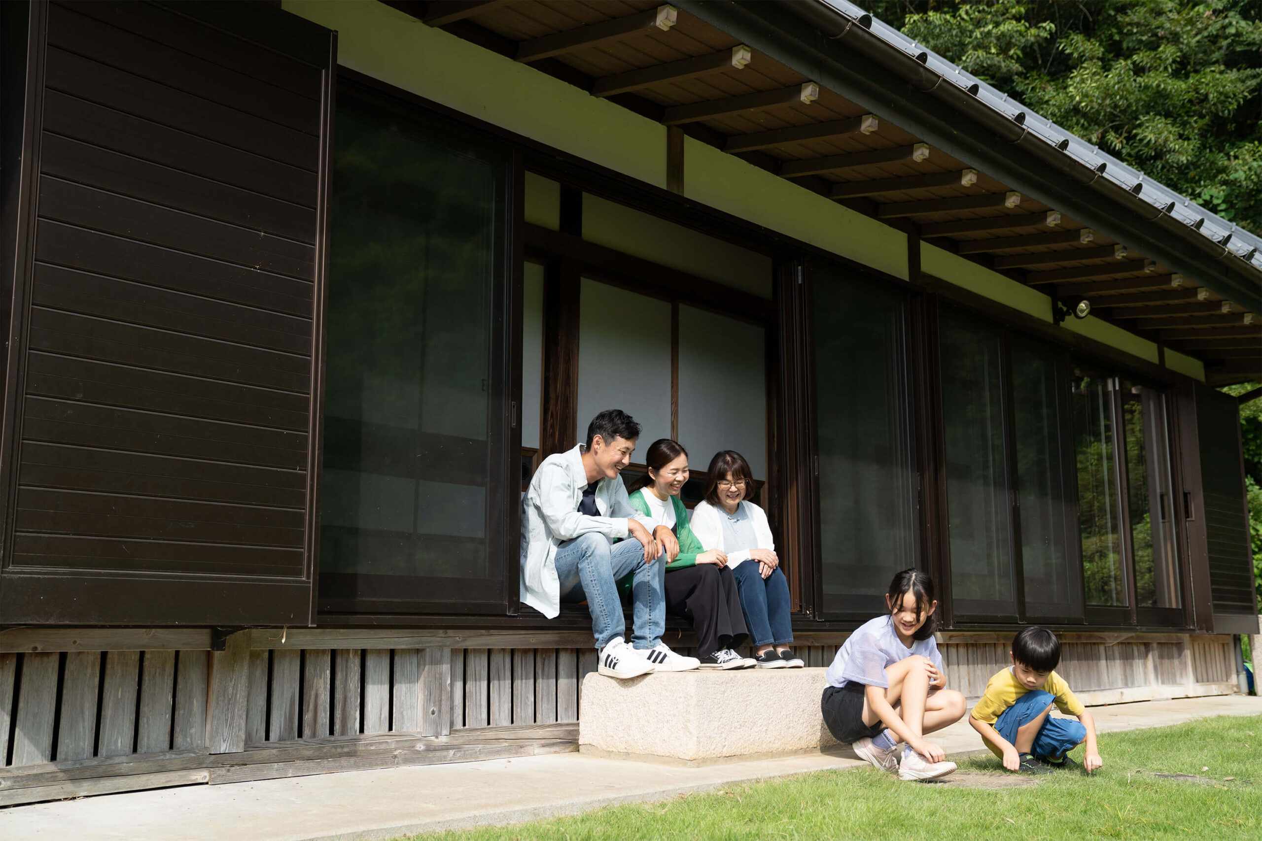 View of the porch (with family)